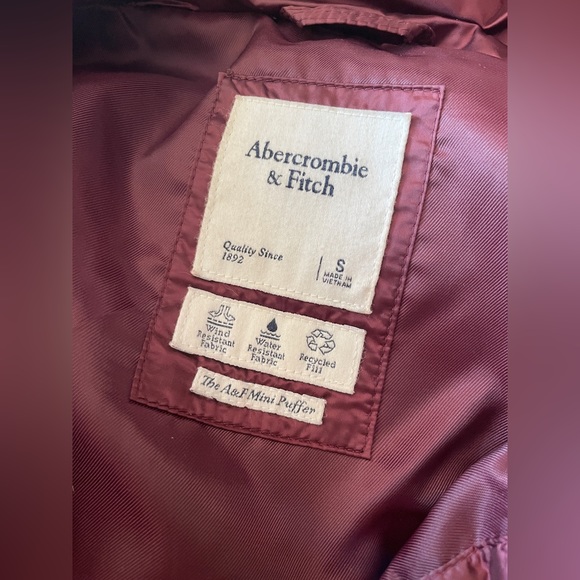 Abercrombie & Fitch mini puffer in deep wine color size small. - Picture 3 of 5